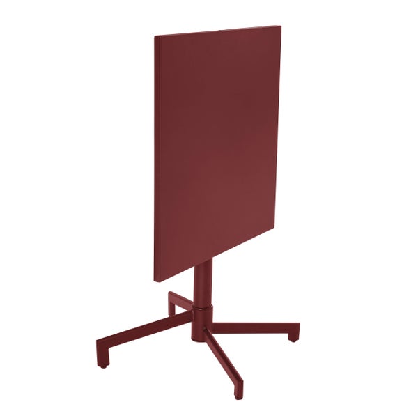 Quadratischer Bistrotisch aus Metall in Weinrot mit hochgeklappter Tischplatte und Vierfußgestell.