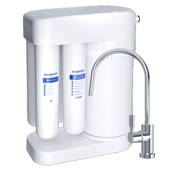 Weißes Aquaphor Wasserfiltersystem mit drei Filterkartuschen und einem verchromten Wasserhahn.