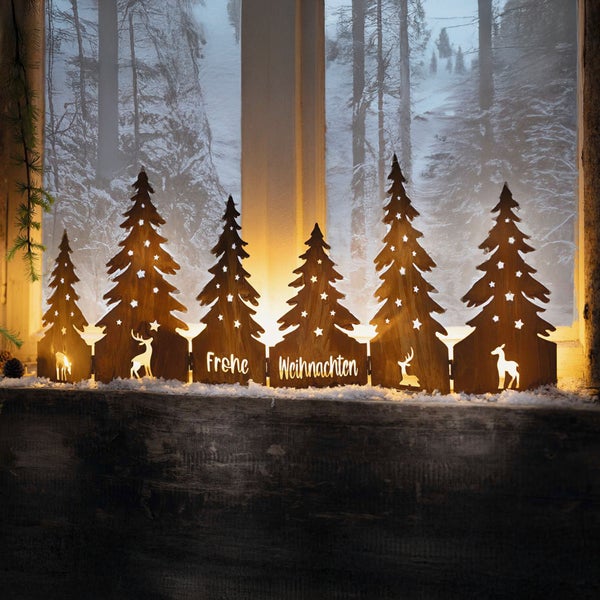 Dekorative Fensterbeleuchtung mit Weihnachtsbotschaft und Waldmotiven