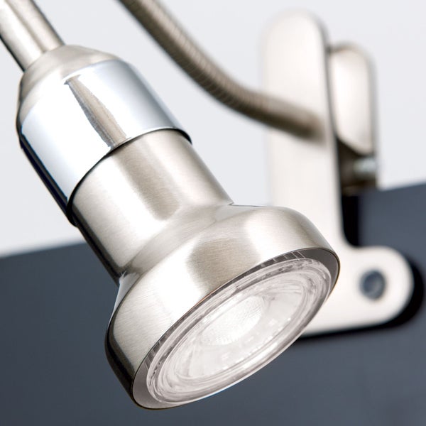 Nahaufnahme einer schwenkbaren Wandleuchte aus Metall