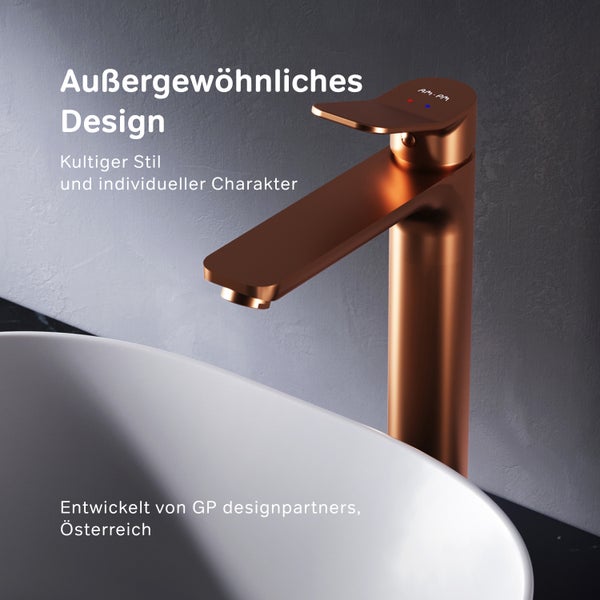 Moderne AM PM Waschtischarmatur in Kupferoptik mit Einhebelmischer über einem weißen Aufsatzwaschbecken.