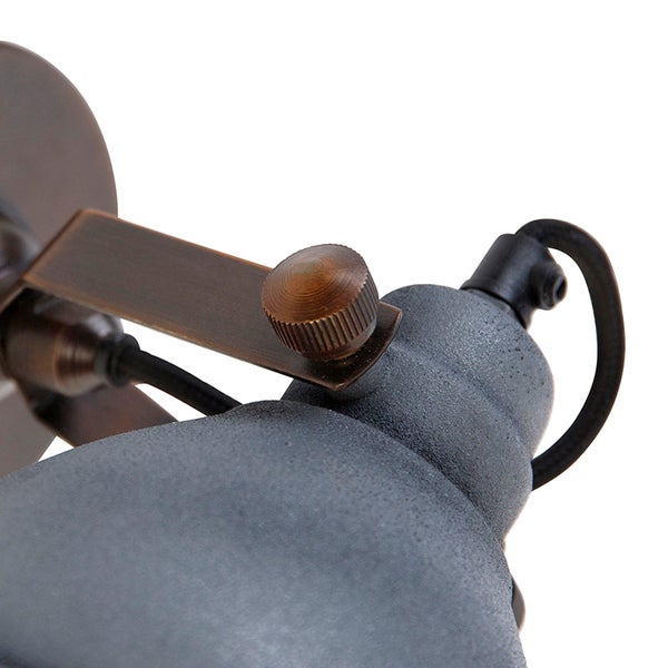 Nahaufnahme einer grauen Wandleuchte mit Metallelementen