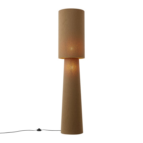 Moderne Stehleuchte mit braunem Textilschirm und kegelförmigem Standfuß für warmes Licht im Wohnbereich