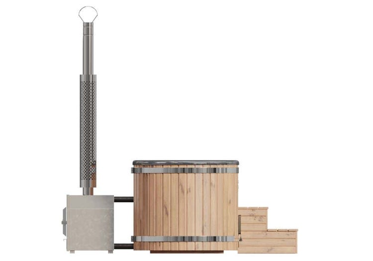 Badefass aus Holz mit externem Ofen, Schornstein und Holztreppe.