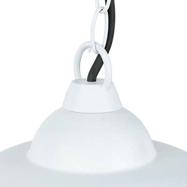 Detail einer weißen Hängeleuchte mit Kette