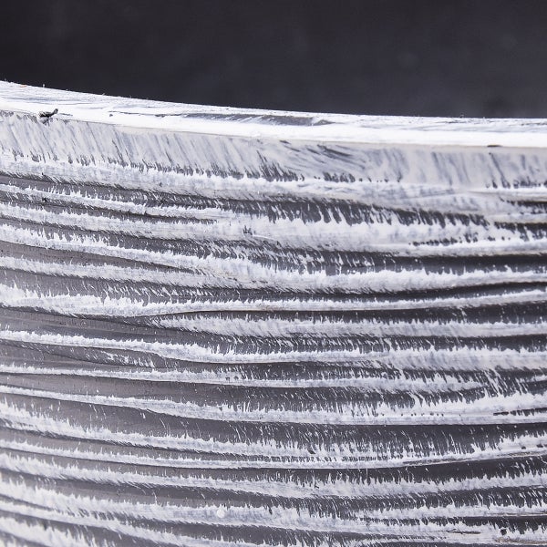 Detailaufnahme einer Pflanzschale mit gerillter Oberfläche