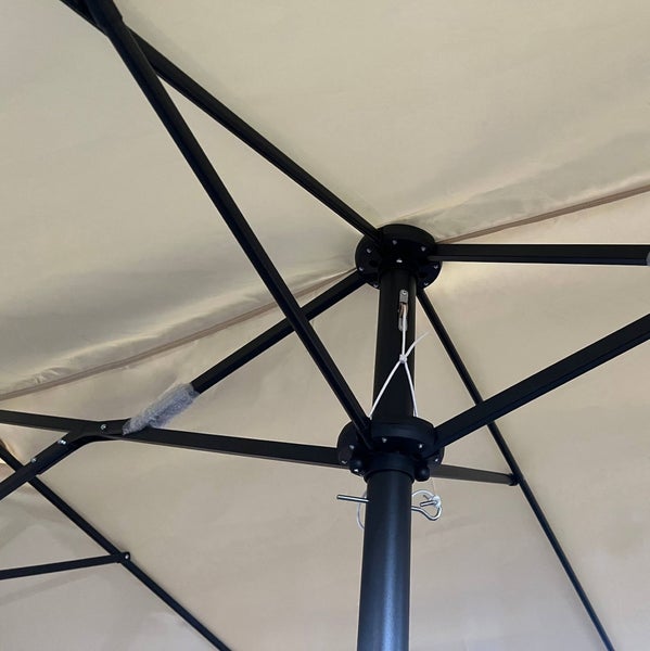 Detailansicht eines Gartenschirms mit schwarzem Gestell und cremefarbenem Schirmdach