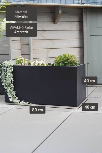 Rechteckiger Pflanzkübel aus Fiberglas in Anthrazit, 80 Zentimeter lang, 40 Zentimeter hoch und 40 Zentimeter tief, bepflanzt auf einer Terrasse.