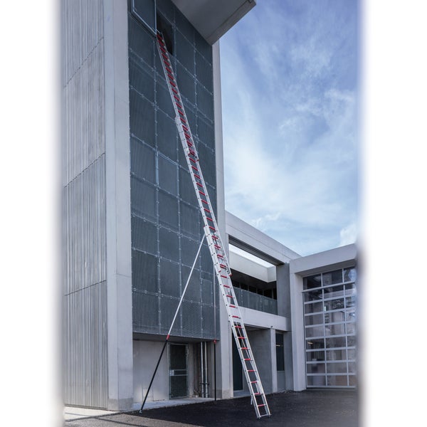 Ausgezogene Mehrzweckleiter aus Metall an einem Gebäude