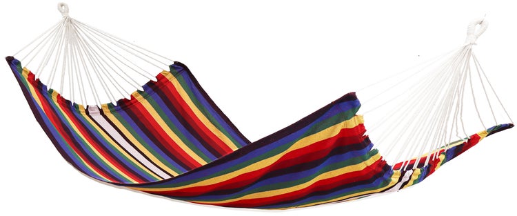 Bunter Hängesessel mit hellblauem Kissen in einem sonnigen Garten mit Bäumen, Pflanzen und Laternen.