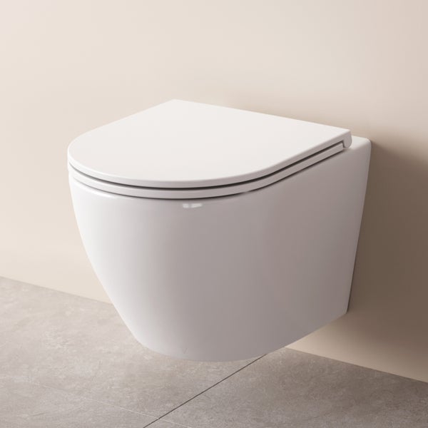 Wandhänge-WC aus Sanitärkeramik mit passendem WC-Sitz für eine wandhängende Montage.