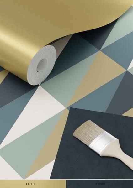 Tapetenrolle und Pinsel auf geometrischem Muster für Wandgestaltung