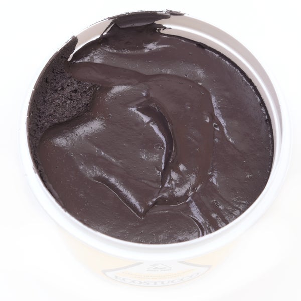 Geöffneter Behälter mit gebrauchsfertigem Feinputz