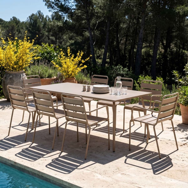 Modernes Gartenmöbel-Set mit rechteckigem Metalltisch und acht passenden Stühlen mit Armlehnen auf einer hellen Steinterrasse neben einem Pool.