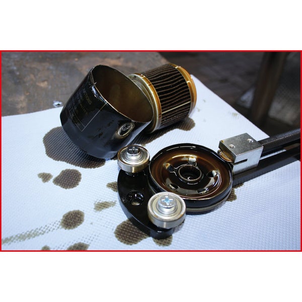 Geöffneter Ölfilter mit Werkzeug und Ölresten