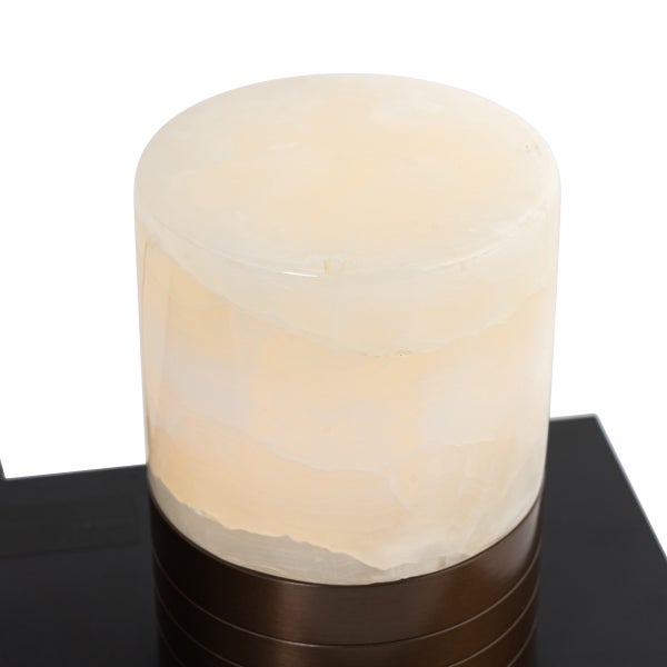 Zylindrische Tischleuchte aus Alabaster mit bronzefarbenem Metallsockel und dekorativen Ringen.
