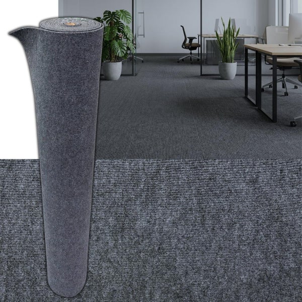 Gerollter Teppichboden in einem Büro