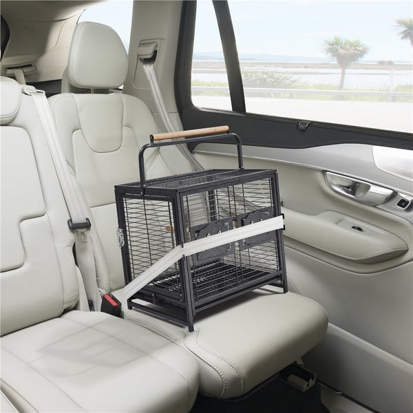 Vogelkäfig aus Metall mit Holzstange, mit Sicherheitsgurt auf einem Autositz befestigt