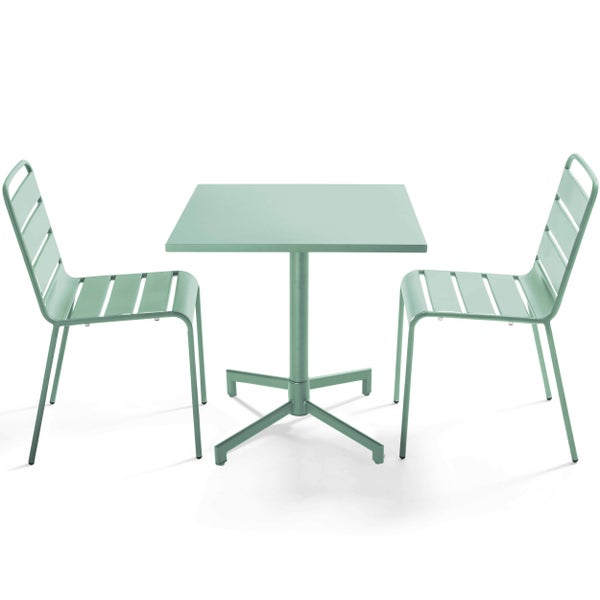Modernes Bistro-Set aus Metall bestehend aus einem quadratischen Tisch mit Mittelfuß und zwei Stühlen mit Sitz- und Rückenflächen aus Latten.