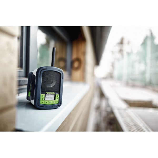 Festool Baustellenradio Sysrock mit DAB plus und digitalem Display auf einer Fensterbank.