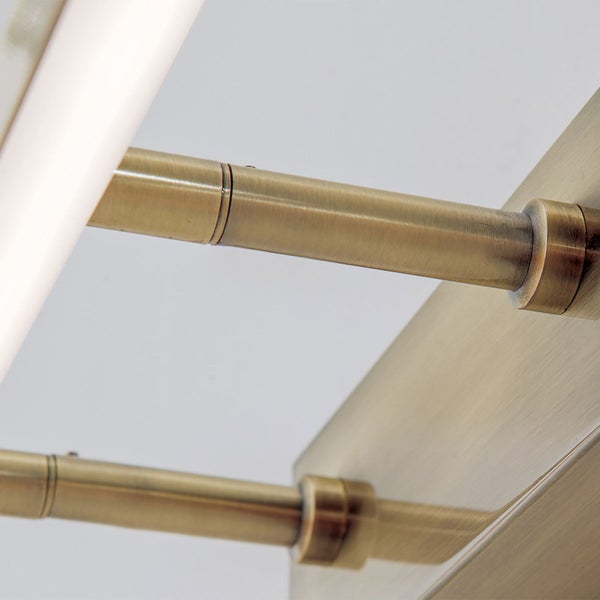 Detailansicht einer Wandleuchte mit metallischem Arm und beleuchtetem Element