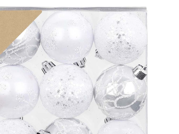 Set aus weihnachtlichen Christbaumkugeln mit glitzernden Details in der Verpackung