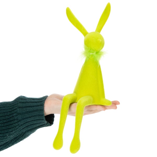 Dekorativer Stoffhase auf einer Hand sitzend