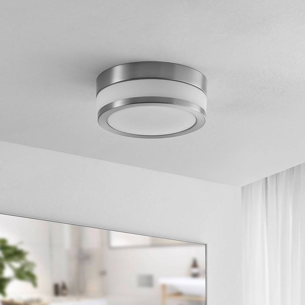 Deckenleuchte aus Metall und Kunststoff an einer Decke montiert