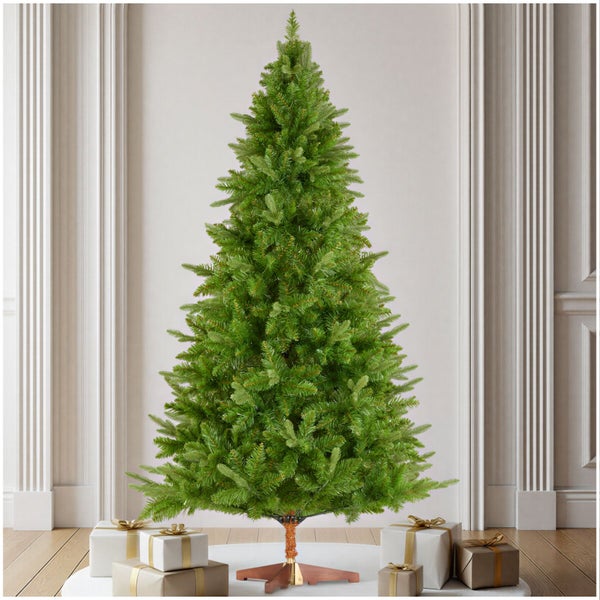 Ein realistischer, künstlicher Weihnachtsbaum steht in einem Raum mit Säulen, umgeben von Geschenkpaketen auf einem Holzboden.