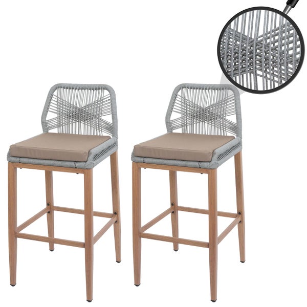 Zwei Barhocker mit hellbraunen Sitzkissen und grauer Seilrückenlehne