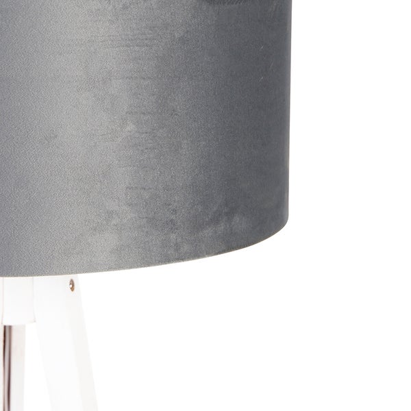 Detailansicht einer Stehlampe mit Lampenschirm aus Stoff