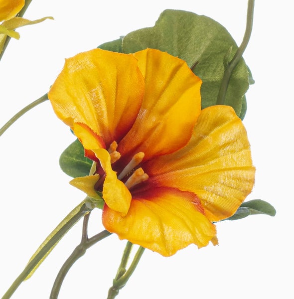 Nahaufnahme einer Kunstpflanze mit grünen Blättern mit sichtbaren Blattadern einer gelben Blüte und grünen Stielen