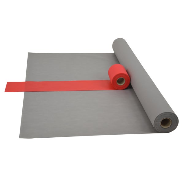 Graue Bauwerksabdichtung mit rotem Dichtband aufgerollt