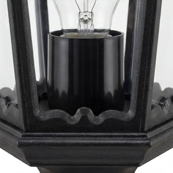 Detailaufnahme einer Außenleuchte mit Glühbirne