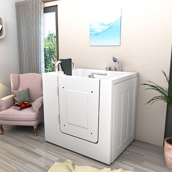 Begehbare Badewanne mit Tür, Armatur und Duschkopf in einem Badezimmer mit Sessel und Zimmerpflanze.