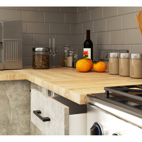 Küchenszene mit Arbeitsplatte, Schublade und verschiedenen Küchenutensilien