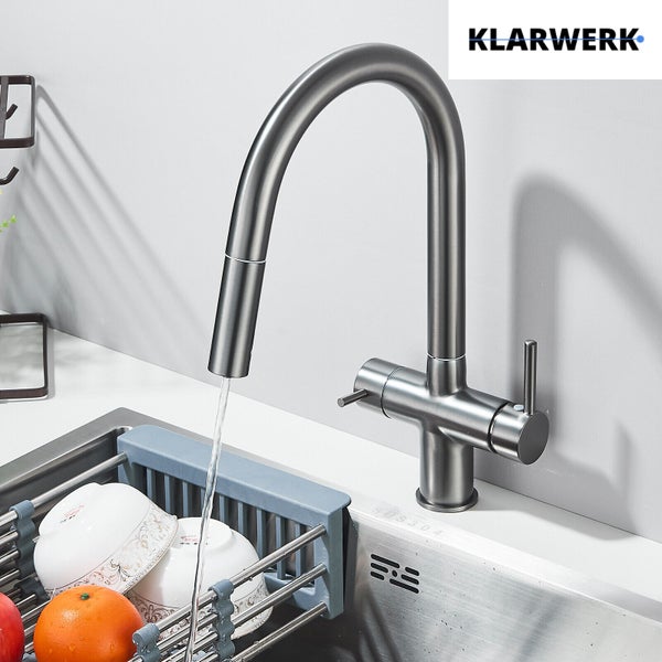 Küchenarmatur aus gebürstetem Edelstahl mit hohem Auslauf und zwei Hebeln an einer Spüle mit fließendem Wasser, Geschirrkorb und Klarwerk Logo.