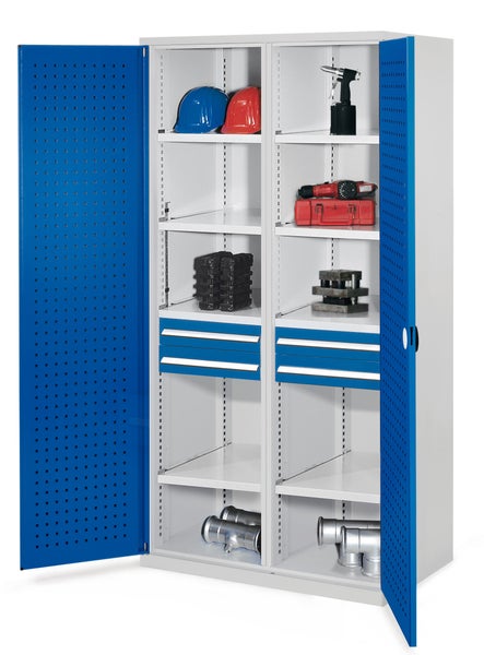 Werkstattschrank mit Werkzeugen und Zubehör auf Regalen und in Schubladen.