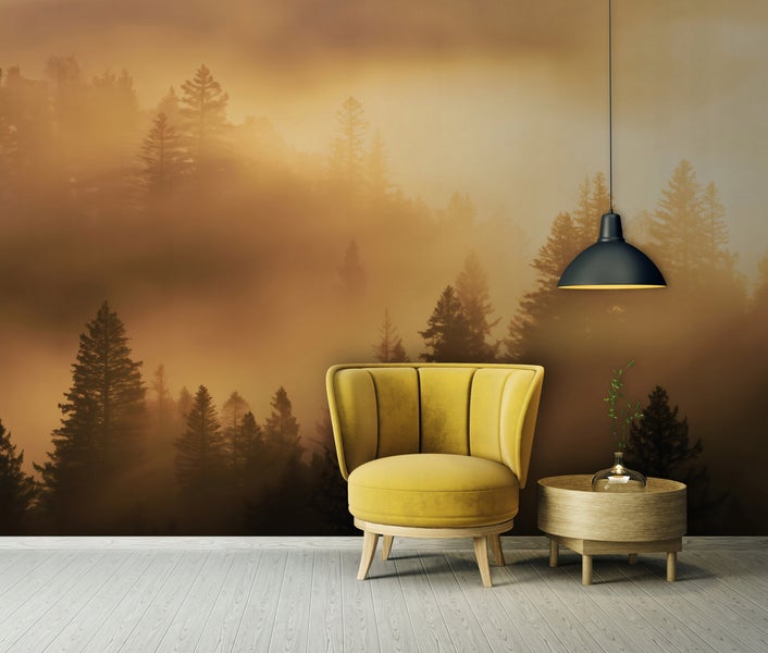 Dekoratives Wohnzimmer mit gelbem Sessel, Holztisch und Waldtapete