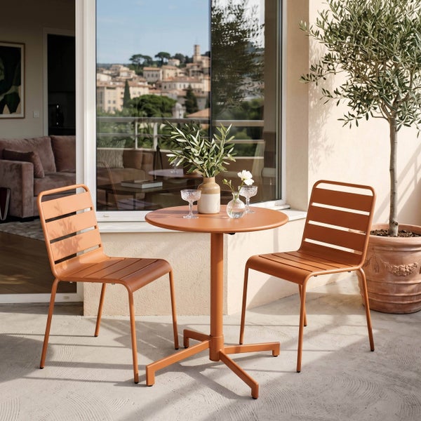 Bistro-Set aus Metall bestehend aus einem runden Tisch und zwei Gartenstühlen.