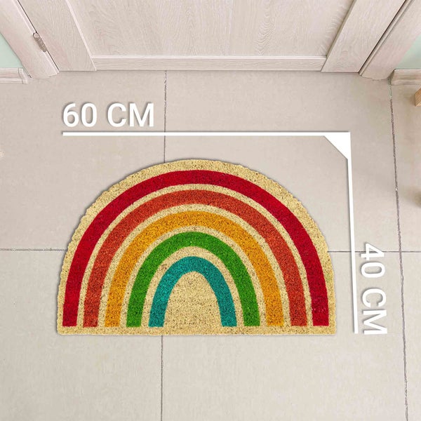 Halbrunde Fußmatte mit Regenbogenmuster und Paar Gummistiefel
