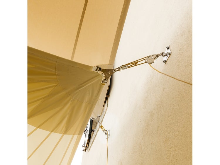 Detailaufnahme einer Sonnensegelbefestigung an einer Wand