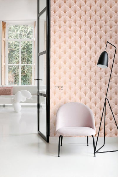 Wohnraum mit Tapete im Art-Déco-Stil, Sessel und Stehlampe