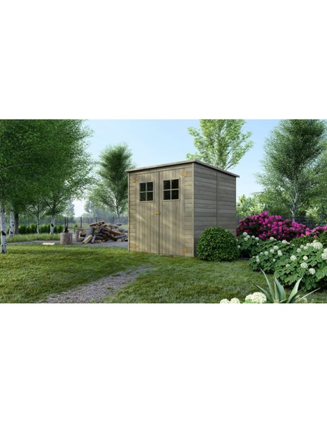 Hölzernes Gartenhaus mit Doppeltür und Sprossenfenstern auf einer Rasenfläche in einem hellen Garten mit Bäumen und Sträuchern.