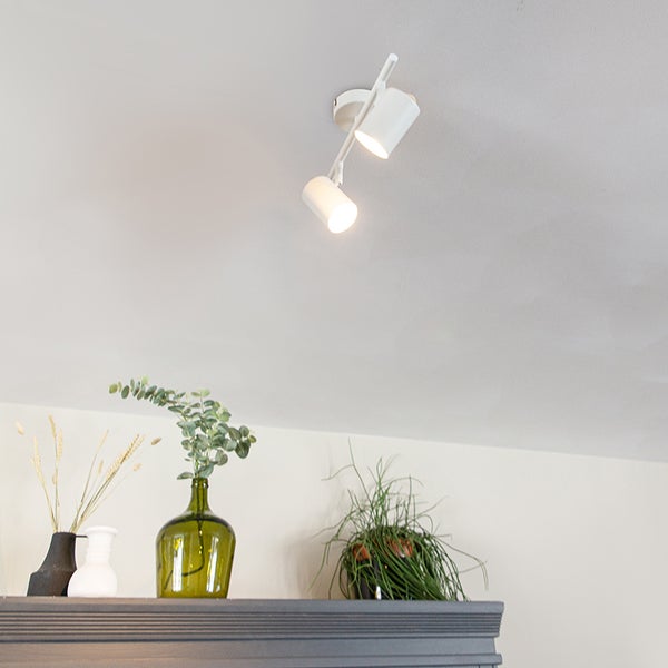 Deckenleuchte mit zwei Strahlern an der Decke montiert