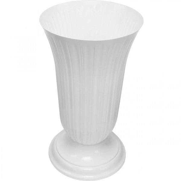 Weiße geriffelte Vase mit ausgestelltem Rand und vertikaler Struktur auf einem runden Standfuß.