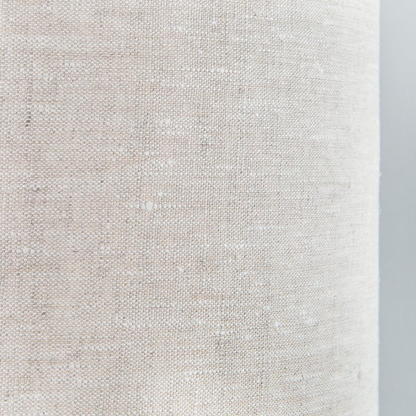 Nahaufnahme eines Lampenschirms aus Leinenstoff.