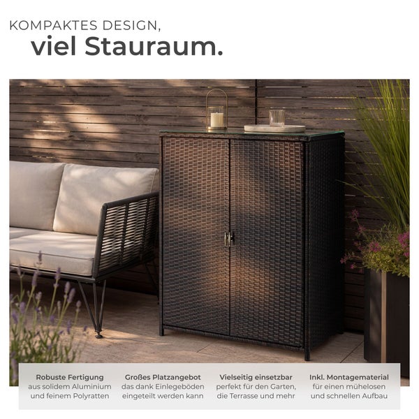 Organisierte Terrassenszene mit modernem Gartenschrank aus Polyrattan und Aluminium, einer Glasplatte und einem Lounge-Sofa.