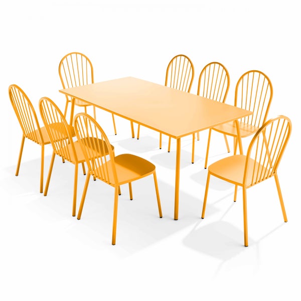 Gelbe Essgruppe aus Metall bestehend aus einem rechteckigen Tisch und acht Stühlen mit Rückenlehnen im Windsor-Stil.