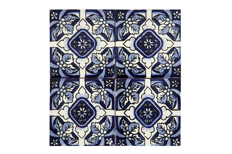 Muster aus vier Keramikfliesen mit floralem Design